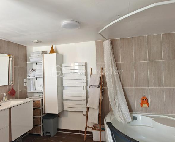 À moins de 10 minutes du centre de Langeais, au cœur d’un hameau calme et agréable, découvrez cette charmante longère tourangelle d’environ 170 m² alliant volumes généreux et décoration moderne.

Dès l’entrée, vous serez séduits par une vaste pièce de vie salon-séjour de plus de 70 m², chaleureuse et conviviale, avec cuisine aménagée et équipée ouverte sur l’espace de vie. Le rez-de-chaussée est agrémenté d’un poêle à pellets et d’une pompe à chaleur air/air et comprend également un bureau (avec sa baie vitrée !), une salle de bain ainsi qu’une buanderie attenante.

À l’étage, un couloir dessert 4 chambres et salle d'eau. Une mezzanine offrant un coin bibliothèque cosy complète ce niveau.

À l’extérieur, vous profiterez d’un terrain plat de 1 150 m² partiellement clos avec plusieurs aménagements :
•	un car-port
•	une pergola réalisée en bois de la scierie de la Rouchouze
•	un abri de jardin de 7 m² sur dalle

Caractéristiques techniques :
•	toiture tourangelle
•	assainissement individuel conforme
•	double vitrage
•	VMC
•	ballon d’eau chaude 250 L
•	compteur Linky

Un bien idéal pour les amoureux de la campagne recherchant calme, espace et proximité des commodités.