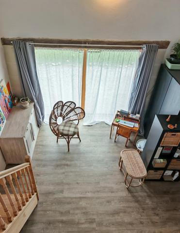 À moins de 10 minutes du centre de Langeais, au cœur d’un hameau calme et agréable, découvrez cette charmante longère tourangelle d’environ 170 m² alliant volumes généreux et décoration moderne.

Dès l’entrée, vous serez séduits par une vaste pièce de vie salon-séjour de plus de 70 m², chaleureuse et conviviale, avec cuisine aménagée et équipée ouverte sur l’espace de vie. Le rez-de-chaussée est agrémenté d’un poêle à pellets et d’une pompe à chaleur air/air et comprend également un bureau (avec sa baie vitrée !), une salle de bain ainsi qu’une buanderie attenante.

À l’étage, un couloir dessert 4 chambres et salle d'eau. Une mezzanine offrant un coin bibliothèque cosy complète ce niveau.

À l’extérieur, vous profiterez d’un terrain plat de 1 150 m² partiellement clos avec plusieurs aménagements :
•	un car-port
•	une pergola réalisée en bois de la scierie de la Rouchouze
•	un abri de jardin de 7 m² sur dalle

Caractéristiques techniques :
•	toiture tourangelle
•	assainissement individuel conforme
•	double vitrage
•	VMC
•	ballon d’eau chaude 250 L
•	compteur Linky

Un bien idéal pour les amoureux de la campagne recherchant calme, espace et proximité des commodités.