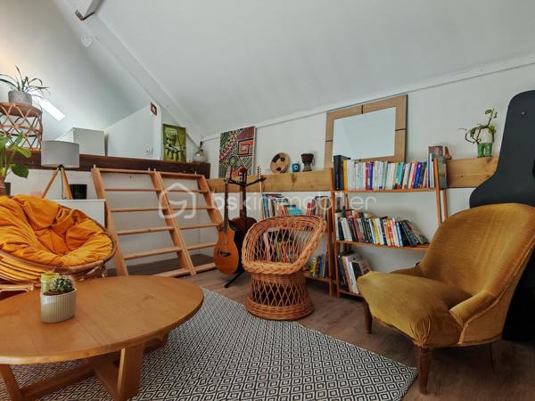 À moins de 10 minutes du centre de Langeais, au cœur d’un hameau calme et agréable, découvrez cette charmante longère tourangelle d’environ 170 m² alliant volumes généreux et décoration moderne.

Dès l’entrée, vous serez séduits par une vaste pièce de vie salon-séjour de plus de 70 m², chaleureuse et conviviale, avec cuisine aménagée et équipée ouverte sur l’espace de vie. Le rez-de-chaussée est agrémenté d’un poêle à pellets et d’une pompe à chaleur air/air et comprend également un bureau (avec sa baie vitrée !), une salle de bain ainsi qu’une buanderie attenante.

À l’étage, un couloir dessert 4 chambres et salle d'eau. Une mezzanine offrant un coin bibliothèque cosy complète ce niveau.

À l’extérieur, vous profiterez d’un terrain plat de 1 150 m² partiellement clos avec plusieurs aménagements :
•	un car-port
•	une pergola réalisée en bois de la scierie de la Rouchouze
•	un abri de jardin de 7 m² sur dalle

Caractéristiques techniques :
•	toiture tourangelle
•	assainissement individuel conforme
•	double vitrage
•	VMC
•	ballon d’eau chaude 250 L
•	compteur Linky

Un bien idéal pour les amoureux de la campagne recherchant calme, espace et proximité des commodités.