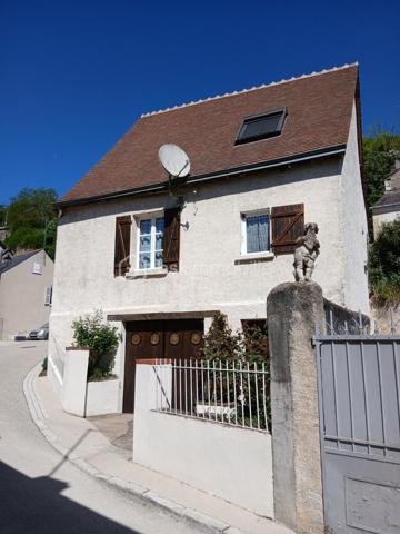 Découvrez cette authentique maison de ville idéalement située au cœur d’Amboise, entre le célèbre Château d'Amboise et le prestigieux Clos Lucé. Un emplacement rare permettant de tout faire à pied et de profiter pleinement du charme historique de la ville.

Cette bâtisse ancienne pleine de caractère d’environ 90 m² sur une parcelle de 88 m², offre un beau potentiel pour une résidence principale, un pied-à-terre de charme ou un investissement locatif.

La maison se compose de trois niveaux :

• Au niveau principal : un double séjour lumineux, une cuisine séparée, une salle de bain avec WC, une chaufferie avec rangements ainsi qu’une petite cour attenante.
• Au premier étage : un vaste palier dessert deux belles chambres et un WC.

Quand au dernier niveau, accessible de l’autre côté de la rue, il se compose d'un grand garage (28 m²), d'un cellier, d'un débarras et d'une cave.

Un extérieur, devant le garage permet également d’imaginer une agréable cour intimiste.

Un bien atypique, plein de charme, dans l’un des secteurs les plus recherchés d’Amboise, classé Bâtiments de France.
Coup de cœur assuré pour les amoureux des vieilles pierres et de centre-ville vivant.

Contactez-moi rapidement pour découvrir de ce bien !!