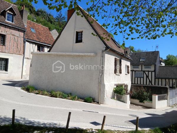 Découvrez cette authentique maison de ville idéalement située au cœur d’Amboise, entre le célèbre Château d'Amboise et le prestigieux Clos Lucé. Un emplacement rare permettant de tout faire à pied et de profiter pleinement du charme historique de la ville.

Cette bâtisse ancienne pleine de caractère d’environ 90 m² sur une parcelle de 88 m², offre un beau potentiel pour une résidence principale, un pied-à-terre de charme ou un investissement locatif.

La maison se compose de trois niveaux :

• Au niveau principal : un double séjour lumineux, une cuisine séparée, une salle de bain avec WC, une chaufferie avec rangements ainsi qu’une petite cour attenante.
• Au premier étage : un vaste palier dessert deux belles chambres et un WC.

Quand au dernier niveau, accessible de l’autre côté de la rue, il se compose d'un grand garage (28 m²), d'un cellier, d'un débarras et d'une cave.

Un extérieur, devant le garage permet également d’imaginer une agréable cour intimiste.

Un bien atypique, plein de charme, dans l’un des secteurs les plus recherchés d’Amboise, classé Bâtiments de France.
Coup de cœur assuré pour les amoureux des vieilles pierres et de centre-ville vivant.

Contactez-moi rapidement pour découvrir de ce bien !!