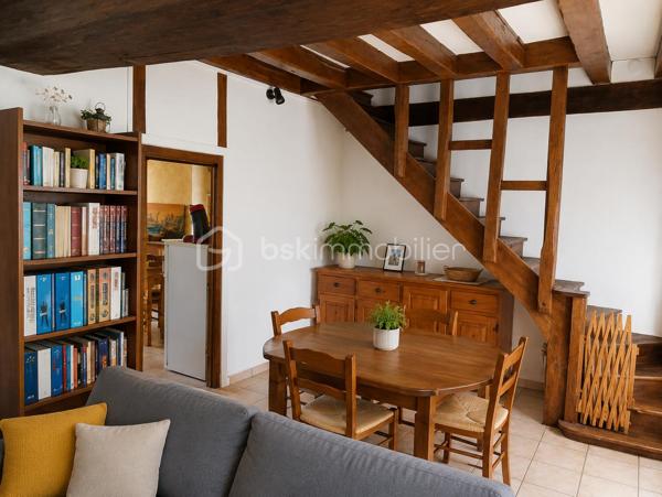 Découvrez cette authentique maison de ville idéalement située au cœur d’Amboise, entre le célèbre Château d'Amboise et le prestigieux Clos Lucé. Un emplacement rare permettant de tout faire à pied et de profiter pleinement du charme historique de la ville.

Cette bâtisse ancienne pleine de caractère d’environ 90 m² sur une parcelle de 88 m², offre un beau potentiel pour une résidence principale, un pied-à-terre de charme ou un investissement locatif.

La maison se compose de trois niveaux :

• Au niveau principal : un double séjour lumineux, une cuisine séparée, une salle de bain avec WC, une chaufferie avec rangements ainsi qu’une petite cour attenante.
• Au premier étage : un vaste palier dessert deux belles chambres et un WC.

Quand au dernier niveau, accessible de l’autre côté de la rue, il se compose d'un grand garage (28 m²), d'un cellier, d'un débarras et d'une cave.

Un extérieur, devant le garage permet également d’imaginer une agréable cour intimiste.

Un bien atypique, plein de charme, dans l’un des secteurs les plus recherchés d’Amboise, classé Bâtiments de France.
Coup de cœur assuré pour les amoureux des vieilles pierres et de centre-ville vivant.

Contactez-moi rapidement pour découvrir de ce bien !!