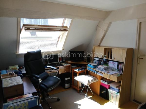 Découvrez cette authentique maison de ville idéalement située au cœur d’Amboise, entre le célèbre Château d'Amboise et le prestigieux Clos Lucé. Un emplacement rare permettant de tout faire à pied et de profiter pleinement du charme historique de la ville.

Cette bâtisse ancienne pleine de caractère d’environ 90 m² sur une parcelle de 88 m², offre un beau potentiel pour une résidence principale, un pied-à-terre de charme ou un investissement locatif.

La maison se compose de trois niveaux :

• Au niveau principal : un double séjour lumineux, une cuisine séparée, une salle de bain avec WC, une chaufferie avec rangements ainsi qu’une petite cour attenante.
• Au premier étage : un vaste palier dessert deux belles chambres et un WC.

Quand au dernier niveau, accessible de l’autre côté de la rue, il se compose d'un grand garage (28 m²), d'un cellier, d'un débarras et d'une cave.

Un extérieur, devant le garage permet également d’imaginer une agréable cour intimiste.

Un bien atypique, plein de charme, dans l’un des secteurs les plus recherchés d’Amboise, classé Bâtiments de France.
Coup de cœur assuré pour les amoureux des vieilles pierres et de centre-ville vivant.

Contactez-moi rapidement pour découvrir de ce bien !!