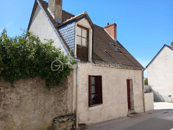Découvrez cette authentique maison de ville idéalement située au cœur d’Amboise, entre le célèbre Château d'Amboise et le prestigieux Clos Lucé. Un emplacement rare permettant de tout faire à pied et de profiter pleinement du charme historique de la ville.

Cette bâtisse ancienne pleine de caractère d’environ 90 m² sur une parcelle de 88 m², offre un beau potentiel pour une résidence principale, un pied-à-terre de charme ou un investissement locatif.

La maison se compose de trois niveaux :

• Au niveau principal : un double séjour lumineux, une cuisine séparée, une salle de bain avec WC, une chaufferie avec rangements ainsi qu’une petite cour attenante.
• Au premier étage : un vaste palier dessert deux belles chambres et un WC.

Quand au dernier niveau, accessible de l’autre côté de la rue, il se compose d'un grand garage (28 m²), d'un cellier, d'un débarras et d'une cave.

Un extérieur, devant le garage permet également d’imaginer une agréable cour intimiste.

Un bien atypique, plein de charme, dans l’un des secteurs les plus recherchés d’Amboise, classé Bâtiments de France.
Coup de cœur assuré pour les amoureux des vieilles pierres et de centre-ville vivant.

Contactez-moi rapidement pour découvrir de ce bien !!