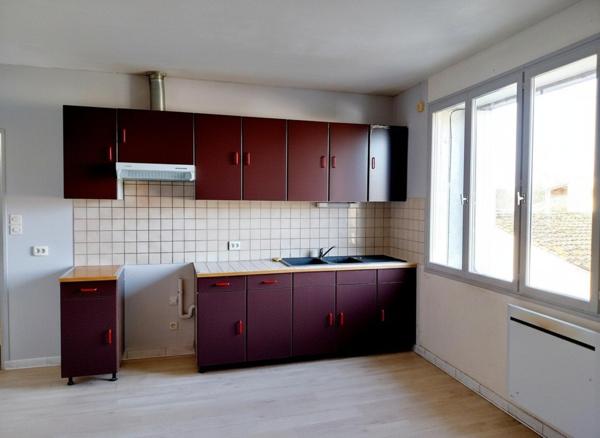 Immeuble à CHAMPAGNOLLES, 17240 - 322m²