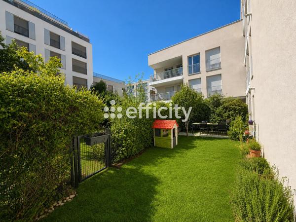 Appartement
         4 pièces
        - 80 m² 330 000 € *