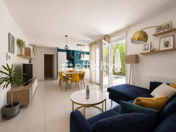 Appartement
         4 pièces
        - 80 m² 330 000 € *