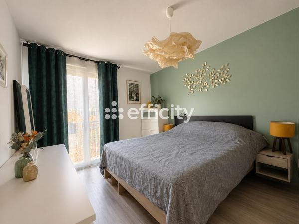 Appartement
         4 pièces
        - 80 m² 330 000 € *