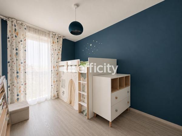 Appartement
         4 pièces
        - 80 m² 330 000 € *