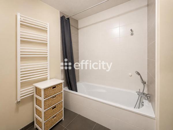 Appartement
         4 pièces
        - 80 m² 330 000 € *