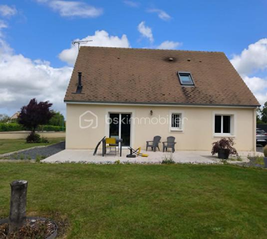 Situé dans un environnement agréable, venez découvrir ce pavillon offrant une vie de plain-pied possible et une surface habitable d’environ 114 m², parfaitement entretenu et sans travaux à prévoir.
Description du bien
Au rez-de-chaussée, vous serez accueilli par une entrée ouvrant sur une belle pièce de vie lumineuse composée d’un salon-séjour et d’une cuisine américaine aménagée et équipée.
Ce niveau propose également un espace nuit comprenant une chambre, une salle de bains ainsi que des toilettes indépendantes, permettant une véritable vie de plain-pied.
À l’étage, un palier dessert une salle d’eau avec WC, un bureau ou chambre d’appoint ainsi que deux chambres supplémentaires.

Un garage attenant avec espace buanderie complète ce bien, offrant praticité et rangement.

À l’extérieur, vous profiterez d’un terrain entièrement clos, d’un abri de jardin ainsi que d’un robot tondeuse. 
Les extérieurs sont soigneusement entretenus et ne nécessitent aucun aménagement particulier.

Les atouts du bien:
Vie de plain-pied possible
Bonne performance énergétique
Aucun travaux à prévoir
Maison parfaitement entretenue
Garage et buanderie attenants
Extérieurs clos et soignés
Conclusion
Ce pavillon alliant confort, fonctionnalité et entretien irréprochable constitue une opportunité rare sur le secteur. À visiter rapidement.