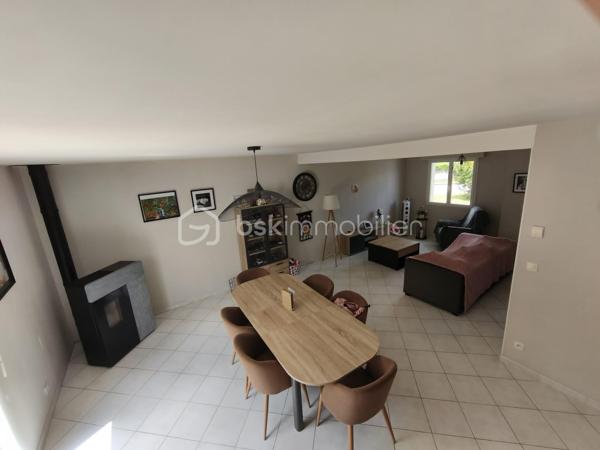 Situé dans un environnement agréable, venez découvrir ce pavillon offrant une vie de plain-pied possible et une surface habitable d’environ 114 m², parfaitement entretenu et sans travaux à prévoir.
Description du bien
Au rez-de-chaussée, vous serez accueilli par une entrée ouvrant sur une belle pièce de vie lumineuse composée d’un salon-séjour et d’une cuisine américaine aménagée et équipée.
Ce niveau propose également un espace nuit comprenant une chambre, une salle de bains ainsi que des toilettes indépendantes, permettant une véritable vie de plain-pied.
À l’étage, un palier dessert une salle d’eau avec WC, un bureau ou chambre d’appoint ainsi que deux chambres supplémentaires.

Un garage attenant avec espace buanderie complète ce bien, offrant praticité et rangement.

À l’extérieur, vous profiterez d’un terrain entièrement clos, d’un abri de jardin ainsi que d’un robot tondeuse. 
Les extérieurs sont soigneusement entretenus et ne nécessitent aucun aménagement particulier.

Les atouts du bien:
Vie de plain-pied possible
Bonne performance énergétique
Aucun travaux à prévoir
Maison parfaitement entretenue
Garage et buanderie attenants
Extérieurs clos et soignés
Conclusion
Ce pavillon alliant confort, fonctionnalité et entretien irréprochable constitue une opportunité rare sur le secteur. À visiter rapidement.