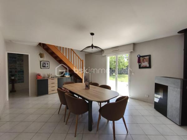 Situé dans un environnement agréable, venez découvrir ce pavillon offrant une vie de plain-pied possible et une surface habitable d’environ 114 m², parfaitement entretenu et sans travaux à prévoir.
Description du bien
Au rez-de-chaussée, vous serez accueilli par une entrée ouvrant sur une belle pièce de vie lumineuse composée d’un salon-séjour et d’une cuisine américaine aménagée et équipée.
Ce niveau propose également un espace nuit comprenant une chambre, une salle de bains ainsi que des toilettes indépendantes, permettant une véritable vie de plain-pied.
À l’étage, un palier dessert une salle d’eau avec WC, un bureau ou chambre d’appoint ainsi que deux chambres supplémentaires.

Un garage attenant avec espace buanderie complète ce bien, offrant praticité et rangement.

À l’extérieur, vous profiterez d’un terrain entièrement clos, d’un abri de jardin ainsi que d’un robot tondeuse. 
Les extérieurs sont soigneusement entretenus et ne nécessitent aucun aménagement particulier.

Les atouts du bien:
Vie de plain-pied possible
Bonne performance énergétique
Aucun travaux à prévoir
Maison parfaitement entretenue
Garage et buanderie attenants
Extérieurs clos et soignés
Conclusion
Ce pavillon alliant confort, fonctionnalité et entretien irréprochable constitue une opportunité rare sur le secteur. À visiter rapidement.