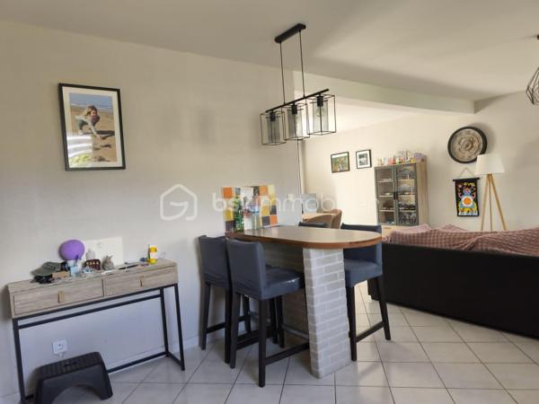 Situé dans un environnement agréable, venez découvrir ce pavillon offrant une vie de plain-pied possible et une surface habitable d’environ 114 m², parfaitement entretenu et sans travaux à prévoir.
Description du bien
Au rez-de-chaussée, vous serez accueilli par une entrée ouvrant sur une belle pièce de vie lumineuse composée d’un salon-séjour et d’une cuisine américaine aménagée et équipée.
Ce niveau propose également un espace nuit comprenant une chambre, une salle de bains ainsi que des toilettes indépendantes, permettant une véritable vie de plain-pied.
À l’étage, un palier dessert une salle d’eau avec WC, un bureau ou chambre d’appoint ainsi que deux chambres supplémentaires.

Un garage attenant avec espace buanderie complète ce bien, offrant praticité et rangement.

À l’extérieur, vous profiterez d’un terrain entièrement clos, d’un abri de jardin ainsi que d’un robot tondeuse. 
Les extérieurs sont soigneusement entretenus et ne nécessitent aucun aménagement particulier.

Les atouts du bien:
Vie de plain-pied possible
Bonne performance énergétique
Aucun travaux à prévoir
Maison parfaitement entretenue
Garage et buanderie attenants
Extérieurs clos et soignés
Conclusion
Ce pavillon alliant confort, fonctionnalité et entretien irréprochable constitue une opportunité rare sur le secteur. À visiter rapidement.