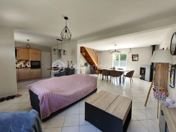 Situé dans un environnement agréable, venez découvrir ce pavillon offrant une vie de plain-pied possible et une surface habitable d’environ 114 m², parfaitement entretenu et sans travaux à prévoir.
Description du bien
Au rez-de-chaussée, vous serez accueilli par une entrée ouvrant sur une belle pièce de vie lumineuse composée d’un salon-séjour et d’une cuisine américaine aménagée et équipée.
Ce niveau propose également un espace nuit comprenant une chambre, une salle de bains ainsi que des toilettes indépendantes, permettant une véritable vie de plain-pied.
À l’étage, un palier dessert une salle d’eau avec WC, un bureau ou chambre d’appoint ainsi que deux chambres supplémentaires.

Un garage attenant avec espace buanderie complète ce bien, offrant praticité et rangement.

À l’extérieur, vous profiterez d’un terrain entièrement clos, d’un abri de jardin ainsi que d’un robot tondeuse. 
Les extérieurs sont soigneusement entretenus et ne nécessitent aucun aménagement particulier.

Les atouts du bien:
Vie de plain-pied possible
Bonne performance énergétique
Aucun travaux à prévoir
Maison parfaitement entretenue
Garage et buanderie attenants
Extérieurs clos et soignés
Conclusion
Ce pavillon alliant confort, fonctionnalité et entretien irréprochable constitue une opportunité rare sur le secteur. À visiter rapidement.