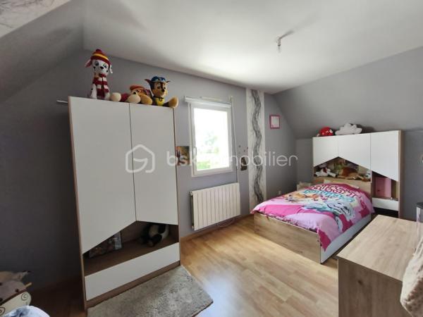 Situé dans un environnement agréable, venez découvrir ce pavillon offrant une vie de plain-pied possible et une surface habitable d’environ 114 m², parfaitement entretenu et sans travaux à prévoir.
Description du bien
Au rez-de-chaussée, vous serez accueilli par une entrée ouvrant sur une belle pièce de vie lumineuse composée d’un salon-séjour et d’une cuisine américaine aménagée et équipée.
Ce niveau propose également un espace nuit comprenant une chambre, une salle de bains ainsi que des toilettes indépendantes, permettant une véritable vie de plain-pied.
À l’étage, un palier dessert une salle d’eau avec WC, un bureau ou chambre d’appoint ainsi que deux chambres supplémentaires.

Un garage attenant avec espace buanderie complète ce bien, offrant praticité et rangement.

À l’extérieur, vous profiterez d’un terrain entièrement clos, d’un abri de jardin ainsi que d’un robot tondeuse. 
Les extérieurs sont soigneusement entretenus et ne nécessitent aucun aménagement particulier.

Les atouts du bien:
Vie de plain-pied possible
Bonne performance énergétique
Aucun travaux à prévoir
Maison parfaitement entretenue
Garage et buanderie attenants
Extérieurs clos et soignés
Conclusion
Ce pavillon alliant confort, fonctionnalité et entretien irréprochable constitue une opportunité rare sur le secteur. À visiter rapidement.