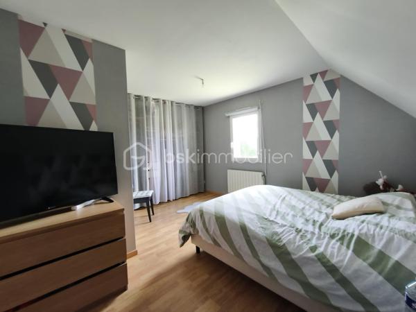 Situé dans un environnement agréable, venez découvrir ce pavillon offrant une vie de plain-pied possible et une surface habitable d’environ 114 m², parfaitement entretenu et sans travaux à prévoir.
Description du bien
Au rez-de-chaussée, vous serez accueilli par une entrée ouvrant sur une belle pièce de vie lumineuse composée d’un salon-séjour et d’une cuisine américaine aménagée et équipée.
Ce niveau propose également un espace nuit comprenant une chambre, une salle de bains ainsi que des toilettes indépendantes, permettant une véritable vie de plain-pied.
À l’étage, un palier dessert une salle d’eau avec WC, un bureau ou chambre d’appoint ainsi que deux chambres supplémentaires.

Un garage attenant avec espace buanderie complète ce bien, offrant praticité et rangement.

À l’extérieur, vous profiterez d’un terrain entièrement clos, d’un abri de jardin ainsi que d’un robot tondeuse. 
Les extérieurs sont soigneusement entretenus et ne nécessitent aucun aménagement particulier.

Les atouts du bien:
Vie de plain-pied possible
Bonne performance énergétique
Aucun travaux à prévoir
Maison parfaitement entretenue
Garage et buanderie attenants
Extérieurs clos et soignés
Conclusion
Ce pavillon alliant confort, fonctionnalité et entretien irréprochable constitue une opportunité rare sur le secteur. À visiter rapidement.