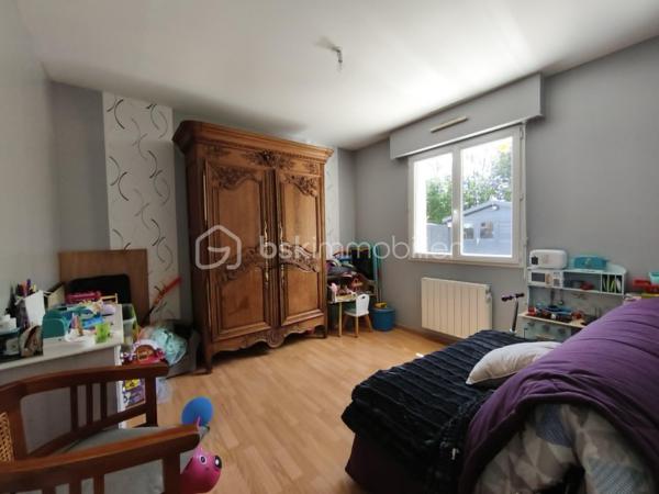 Situé dans un environnement agréable, venez découvrir ce pavillon offrant une vie de plain-pied possible et une surface habitable d’environ 114 m², parfaitement entretenu et sans travaux à prévoir.
Description du bien
Au rez-de-chaussée, vous serez accueilli par une entrée ouvrant sur une belle pièce de vie lumineuse composée d’un salon-séjour et d’une cuisine américaine aménagée et équipée.
Ce niveau propose également un espace nuit comprenant une chambre, une salle de bains ainsi que des toilettes indépendantes, permettant une véritable vie de plain-pied.
À l’étage, un palier dessert une salle d’eau avec WC, un bureau ou chambre d’appoint ainsi que deux chambres supplémentaires.

Un garage attenant avec espace buanderie complète ce bien, offrant praticité et rangement.

À l’extérieur, vous profiterez d’un terrain entièrement clos, d’un abri de jardin ainsi que d’un robot tondeuse. 
Les extérieurs sont soigneusement entretenus et ne nécessitent aucun aménagement particulier.

Les atouts du bien:
Vie de plain-pied possible
Bonne performance énergétique
Aucun travaux à prévoir
Maison parfaitement entretenue
Garage et buanderie attenants
Extérieurs clos et soignés
Conclusion
Ce pavillon alliant confort, fonctionnalité et entretien irréprochable constitue une opportunité rare sur le secteur. À visiter rapidement.