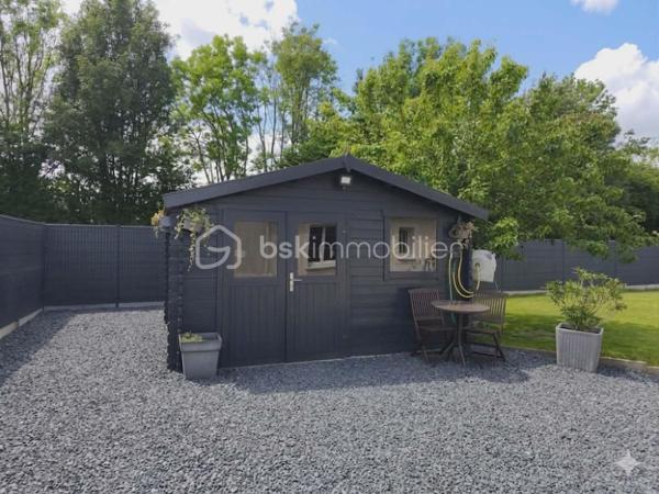 Situé dans un environnement agréable, venez découvrir ce pavillon offrant une vie de plain-pied possible et une surface habitable d’environ 114 m², parfaitement entretenu et sans travaux à prévoir.
Description du bien
Au rez-de-chaussée, vous serez accueilli par une entrée ouvrant sur une belle pièce de vie lumineuse composée d’un salon-séjour et d’une cuisine américaine aménagée et équipée.
Ce niveau propose également un espace nuit comprenant une chambre, une salle de bains ainsi que des toilettes indépendantes, permettant une véritable vie de plain-pied.
À l’étage, un palier dessert une salle d’eau avec WC, un bureau ou chambre d’appoint ainsi que deux chambres supplémentaires.

Un garage attenant avec espace buanderie complète ce bien, offrant praticité et rangement.

À l’extérieur, vous profiterez d’un terrain entièrement clos, d’un abri de jardin ainsi que d’un robot tondeuse. 
Les extérieurs sont soigneusement entretenus et ne nécessitent aucun aménagement particulier.

Les atouts du bien:
Vie de plain-pied possible
Bonne performance énergétique
Aucun travaux à prévoir
Maison parfaitement entretenue
Garage et buanderie attenants
Extérieurs clos et soignés
Conclusion
Ce pavillon alliant confort, fonctionnalité et entretien irréprochable constitue une opportunité rare sur le secteur. À visiter rapidement.
