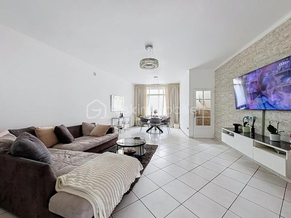 Découvrez cette spacieuse maison de 148,21 m² habitables, idéalement située dans le secteur recherché de Tourcoing Blanche Porte, offrant de beaux volumes et un cadre de vie agréable.
Dès l'entrée, vous serez séduit par un vaste espace de vie lumineux, ouvert sur une cuisine équipée moderne, créant un espace convivial et chaleureux.
 Le rez-de-chaussée comprend également une salle de douche avec WC, une buanderie pratique ainsi qu'une grande véranda chauffée, véritable pièce de vie supplémentaire donnant sur l'extérieur.
À l'extérieur, profitez d'un jardin de 95 m² agrémenté d'une terrasse, idéal pour les moments de détente.
Répartie sur deux étages, la maison dispose de 4 chambres, dont deux chambres spacieuses de 20,84 m² et 17,71 m², offrant un confort optimal.

Côté prestations, le bien est équipé d'une chaudière récente couplée à une pompe à chaleur, garantissant performance énergétique et économies au quotidien. Les huisseries en double vitrage bois et PVC assurent une bonne isolation thermique et phonique.

Les atouts :

148,21 m² habitables

Grand séjour avec cuisine ouverte équipée

Véranda chauffée

Buanderie

Salle de douche avec WC

4 chambres

Jardin de 95 m² avec terrasse

Cave

Chaudière récente avec pompe à chaleur

Double vitrage bois et PVC

Secteur recherché de Tourcoing Blanche Porte

Une maison aux beaux volumes, prête à vous accueillir. À visiter sans tarder !