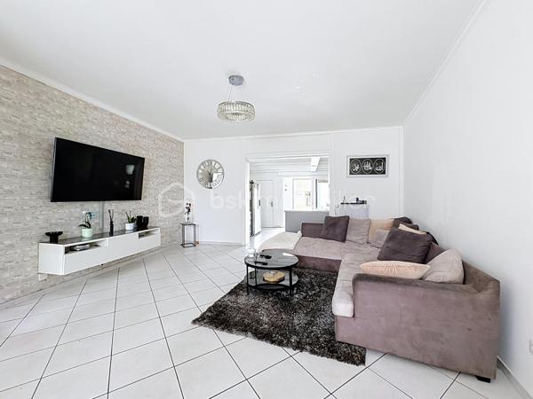 Découvrez cette spacieuse maison de 148,21 m² habitables, idéalement située dans le secteur recherché de Tourcoing Blanche Porte, offrant de beaux volumes et un cadre de vie agréable.
Dès l'entrée, vous serez séduit par un vaste espace de vie lumineux, ouvert sur une cuisine équipée moderne, créant un espace convivial et chaleureux.
 Le rez-de-chaussée comprend également une salle de douche avec WC, une buanderie pratique ainsi qu'une grande véranda chauffée, véritable pièce de vie supplémentaire donnant sur l'extérieur.
À l'extérieur, profitez d'un jardin de 95 m² agrémenté d'une terrasse, idéal pour les moments de détente.
Répartie sur deux étages, la maison dispose de 4 chambres, dont deux chambres spacieuses de 20,84 m² et 17,71 m², offrant un confort optimal.

Côté prestations, le bien est équipé d'une chaudière récente couplée à une pompe à chaleur, garantissant performance énergétique et économies au quotidien. Les huisseries en double vitrage bois et PVC assurent une bonne isolation thermique et phonique.

Les atouts :

148,21 m² habitables

Grand séjour avec cuisine ouverte équipée

Véranda chauffée

Buanderie

Salle de douche avec WC

4 chambres

Jardin de 95 m² avec terrasse

Cave

Chaudière récente avec pompe à chaleur

Double vitrage bois et PVC

Secteur recherché de Tourcoing Blanche Porte

Une maison aux beaux volumes, prête à vous accueillir. À visiter sans tarder !