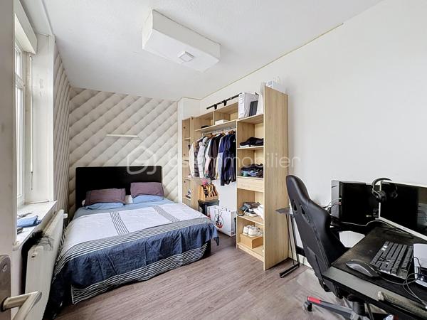Découvrez cette spacieuse maison de 148,21 m² habitables, idéalement située dans le secteur recherché de Tourcoing Blanche Porte, offrant de beaux volumes et un cadre de vie agréable.
Dès l'entrée, vous serez séduit par un vaste espace de vie lumineux, ouvert sur une cuisine équipée moderne, créant un espace convivial et chaleureux.
 Le rez-de-chaussée comprend également une salle de douche avec WC, une buanderie pratique ainsi qu'une grande véranda chauffée, véritable pièce de vie supplémentaire donnant sur l'extérieur.
À l'extérieur, profitez d'un jardin de 95 m² agrémenté d'une terrasse, idéal pour les moments de détente.
Répartie sur deux étages, la maison dispose de 4 chambres, dont deux chambres spacieuses de 20,84 m² et 17,71 m², offrant un confort optimal.

Côté prestations, le bien est équipé d'une chaudière récente couplée à une pompe à chaleur, garantissant performance énergétique et économies au quotidien. Les huisseries en double vitrage bois et PVC assurent une bonne isolation thermique et phonique.

Les atouts :

148,21 m² habitables

Grand séjour avec cuisine ouverte équipée

Véranda chauffée

Buanderie

Salle de douche avec WC

4 chambres

Jardin de 95 m² avec terrasse

Cave

Chaudière récente avec pompe à chaleur

Double vitrage bois et PVC

Secteur recherché de Tourcoing Blanche Porte

Une maison aux beaux volumes, prête à vous accueillir. À visiter sans tarder !