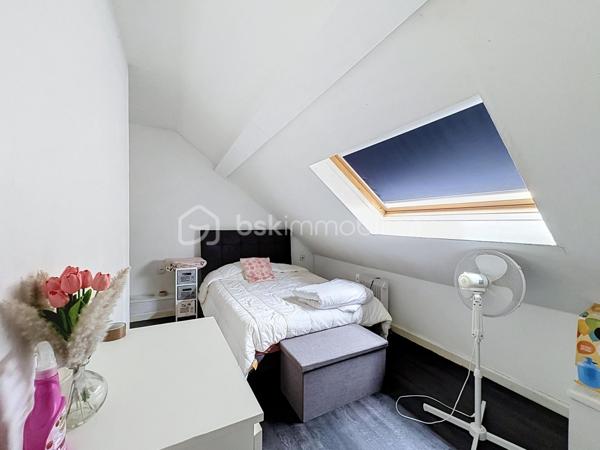 Découvrez cette spacieuse maison de 148,21 m² habitables, idéalement située dans le secteur recherché de Tourcoing Blanche Porte, offrant de beaux volumes et un cadre de vie agréable.
Dès l'entrée, vous serez séduit par un vaste espace de vie lumineux, ouvert sur une cuisine équipée moderne, créant un espace convivial et chaleureux.
 Le rez-de-chaussée comprend également une salle de douche avec WC, une buanderie pratique ainsi qu'une grande véranda chauffée, véritable pièce de vie supplémentaire donnant sur l'extérieur.
À l'extérieur, profitez d'un jardin de 95 m² agrémenté d'une terrasse, idéal pour les moments de détente.
Répartie sur deux étages, la maison dispose de 4 chambres, dont deux chambres spacieuses de 20,84 m² et 17,71 m², offrant un confort optimal.

Côté prestations, le bien est équipé d'une chaudière récente couplée à une pompe à chaleur, garantissant performance énergétique et économies au quotidien. Les huisseries en double vitrage bois et PVC assurent une bonne isolation thermique et phonique.

Les atouts :

148,21 m² habitables

Grand séjour avec cuisine ouverte équipée

Véranda chauffée

Buanderie

Salle de douche avec WC

4 chambres

Jardin de 95 m² avec terrasse

Cave

Chaudière récente avec pompe à chaleur

Double vitrage bois et PVC

Secteur recherché de Tourcoing Blanche Porte

Une maison aux beaux volumes, prête à vous accueillir. À visiter sans tarder !