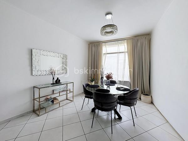 Découvrez cette spacieuse maison de 148,21 m² habitables, idéalement située dans le secteur recherché de Tourcoing Blanche Porte, offrant de beaux volumes et un cadre de vie agréable.
Dès l'entrée, vous serez séduit par un vaste espace de vie lumineux, ouvert sur une cuisine équipée moderne, créant un espace convivial et chaleureux.
 Le rez-de-chaussée comprend également une salle de douche avec WC, une buanderie pratique ainsi qu'une grande véranda chauffée, véritable pièce de vie supplémentaire donnant sur l'extérieur.
À l'extérieur, profitez d'un jardin de 95 m² agrémenté d'une terrasse, idéal pour les moments de détente.
Répartie sur deux étages, la maison dispose de 4 chambres, dont deux chambres spacieuses de 20,84 m² et 17,71 m², offrant un confort optimal.

Côté prestations, le bien est équipé d'une chaudière récente couplée à une pompe à chaleur, garantissant performance énergétique et économies au quotidien. Les huisseries en double vitrage bois et PVC assurent une bonne isolation thermique et phonique.

Les atouts :

148,21 m² habitables

Grand séjour avec cuisine ouverte équipée

Véranda chauffée

Buanderie

Salle de douche avec WC

4 chambres

Jardin de 95 m² avec terrasse

Cave

Chaudière récente avec pompe à chaleur

Double vitrage bois et PVC

Secteur recherché de Tourcoing Blanche Porte

Une maison aux beaux volumes, prête à vous accueillir. À visiter sans tarder !