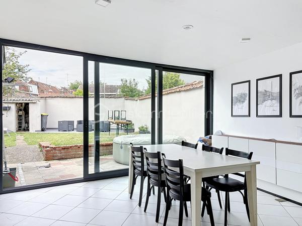 Découvrez cette spacieuse maison de 148,21 m² habitables, idéalement située dans le secteur recherché de Tourcoing Blanche Porte, offrant de beaux volumes et un cadre de vie agréable.
Dès l'entrée, vous serez séduit par un vaste espace de vie lumineux, ouvert sur une cuisine équipée moderne, créant un espace convivial et chaleureux.
 Le rez-de-chaussée comprend également une salle de douche avec WC, une buanderie pratique ainsi qu'une grande véranda chauffée, véritable pièce de vie supplémentaire donnant sur l'extérieur.
À l'extérieur, profitez d'un jardin de 95 m² agrémenté d'une terrasse, idéal pour les moments de détente.
Répartie sur deux étages, la maison dispose de 4 chambres, dont deux chambres spacieuses de 20,84 m² et 17,71 m², offrant un confort optimal.

Côté prestations, le bien est équipé d'une chaudière récente couplée à une pompe à chaleur, garantissant performance énergétique et économies au quotidien. Les huisseries en double vitrage bois et PVC assurent une bonne isolation thermique et phonique.

Les atouts :

148,21 m² habitables

Grand séjour avec cuisine ouverte équipée

Véranda chauffée

Buanderie

Salle de douche avec WC

4 chambres

Jardin de 95 m² avec terrasse

Cave

Chaudière récente avec pompe à chaleur

Double vitrage bois et PVC

Secteur recherché de Tourcoing Blanche Porte

Une maison aux beaux volumes, prête à vous accueillir. À visiter sans tarder !