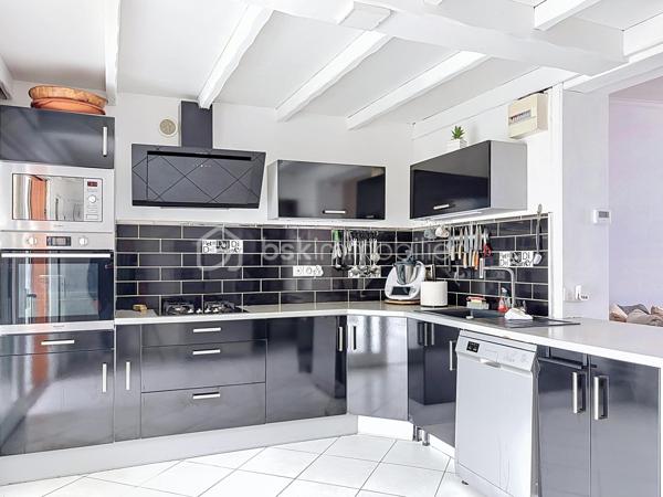 Découvrez cette spacieuse maison de 148,21 m² habitables, idéalement située dans le secteur recherché de Tourcoing Blanche Porte, offrant de beaux volumes et un cadre de vie agréable.
Dès l'entrée, vous serez séduit par un vaste espace de vie lumineux, ouvert sur une cuisine équipée moderne, créant un espace convivial et chaleureux.
 Le rez-de-chaussée comprend également une salle de douche avec WC, une buanderie pratique ainsi qu'une grande véranda chauffée, véritable pièce de vie supplémentaire donnant sur l'extérieur.
À l'extérieur, profitez d'un jardin de 95 m² agrémenté d'une terrasse, idéal pour les moments de détente.
Répartie sur deux étages, la maison dispose de 4 chambres, dont deux chambres spacieuses de 20,84 m² et 17,71 m², offrant un confort optimal.

Côté prestations, le bien est équipé d'une chaudière récente couplée à une pompe à chaleur, garantissant performance énergétique et économies au quotidien. Les huisseries en double vitrage bois et PVC assurent une bonne isolation thermique et phonique.

Les atouts :

148,21 m² habitables

Grand séjour avec cuisine ouverte équipée

Véranda chauffée

Buanderie

Salle de douche avec WC

4 chambres

Jardin de 95 m² avec terrasse

Cave

Chaudière récente avec pompe à chaleur

Double vitrage bois et PVC

Secteur recherché de Tourcoing Blanche Porte

Une maison aux beaux volumes, prête à vous accueillir. À visiter sans tarder !