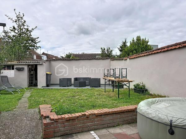 Découvrez cette spacieuse maison de 148,21 m² habitables, idéalement située dans le secteur recherché de Tourcoing Blanche Porte, offrant de beaux volumes et un cadre de vie agréable.
Dès l'entrée, vous serez séduit par un vaste espace de vie lumineux, ouvert sur une cuisine équipée moderne, créant un espace convivial et chaleureux.
 Le rez-de-chaussée comprend également une salle de douche avec WC, une buanderie pratique ainsi qu'une grande véranda chauffée, véritable pièce de vie supplémentaire donnant sur l'extérieur.
À l'extérieur, profitez d'un jardin de 95 m² agrémenté d'une terrasse, idéal pour les moments de détente.
Répartie sur deux étages, la maison dispose de 4 chambres, dont deux chambres spacieuses de 20,84 m² et 17,71 m², offrant un confort optimal.

Côté prestations, le bien est équipé d'une chaudière récente couplée à une pompe à chaleur, garantissant performance énergétique et économies au quotidien. Les huisseries en double vitrage bois et PVC assurent une bonne isolation thermique et phonique.

Les atouts :

148,21 m² habitables

Grand séjour avec cuisine ouverte équipée

Véranda chauffée

Buanderie

Salle de douche avec WC

4 chambres

Jardin de 95 m² avec terrasse

Cave

Chaudière récente avec pompe à chaleur

Double vitrage bois et PVC

Secteur recherché de Tourcoing Blanche Porte

Une maison aux beaux volumes, prête à vous accueillir. À visiter sans tarder !