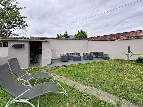 Découvrez cette spacieuse maison de 148,21 m² habitables, idéalement située dans le secteur recherché de Tourcoing Blanche Porte, offrant de beaux volumes et un cadre de vie agréable.
Dès l'entrée, vous serez séduit par un vaste espace de vie lumineux, ouvert sur une cuisine équipée moderne, créant un espace convivial et chaleureux.
 Le rez-de-chaussée comprend également une salle de douche avec WC, une buanderie pratique ainsi qu'une grande véranda chauffée, véritable pièce de vie supplémentaire donnant sur l'extérieur.
À l'extérieur, profitez d'un jardin de 95 m² agrémenté d'une terrasse, idéal pour les moments de détente.
Répartie sur deux étages, la maison dispose de 4 chambres, dont deux chambres spacieuses de 20,84 m² et 17,71 m², offrant un confort optimal.

Côté prestations, le bien est équipé d'une chaudière récente couplée à une pompe à chaleur, garantissant performance énergétique et économies au quotidien. Les huisseries en double vitrage bois et PVC assurent une bonne isolation thermique et phonique.

Les atouts :

148,21 m² habitables

Grand séjour avec cuisine ouverte équipée

Véranda chauffée

Buanderie

Salle de douche avec WC

4 chambres

Jardin de 95 m² avec terrasse

Cave

Chaudière récente avec pompe à chaleur

Double vitrage bois et PVC

Secteur recherché de Tourcoing Blanche Porte

Une maison aux beaux volumes, prête à vous accueillir. À visiter sans tarder !