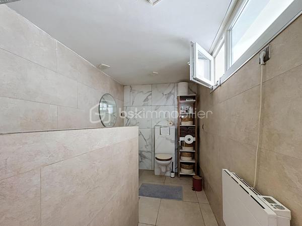 Découvrez cette spacieuse maison de 148,21 m² habitables, idéalement située dans le secteur recherché de Tourcoing Blanche Porte, offrant de beaux volumes et un cadre de vie agréable.
Dès l'entrée, vous serez séduit par un vaste espace de vie lumineux, ouvert sur une cuisine équipée moderne, créant un espace convivial et chaleureux.
 Le rez-de-chaussée comprend également une salle de douche avec WC, une buanderie pratique ainsi qu'une grande véranda chauffée, véritable pièce de vie supplémentaire donnant sur l'extérieur.
À l'extérieur, profitez d'un jardin de 95 m² agrémenté d'une terrasse, idéal pour les moments de détente.
Répartie sur deux étages, la maison dispose de 4 chambres, dont deux chambres spacieuses de 20,84 m² et 17,71 m², offrant un confort optimal.

Côté prestations, le bien est équipé d'une chaudière récente couplée à une pompe à chaleur, garantissant performance énergétique et économies au quotidien. Les huisseries en double vitrage bois et PVC assurent une bonne isolation thermique et phonique.

Les atouts :

148,21 m² habitables

Grand séjour avec cuisine ouverte équipée

Véranda chauffée

Buanderie

Salle de douche avec WC

4 chambres

Jardin de 95 m² avec terrasse

Cave

Chaudière récente avec pompe à chaleur

Double vitrage bois et PVC

Secteur recherché de Tourcoing Blanche Porte

Une maison aux beaux volumes, prête à vous accueillir. À visiter sans tarder !