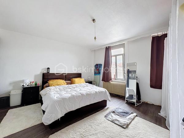 Découvrez cette spacieuse maison de 148,21 m² habitables, idéalement située dans le secteur recherché de Tourcoing Blanche Porte, offrant de beaux volumes et un cadre de vie agréable.
Dès l'entrée, vous serez séduit par un vaste espace de vie lumineux, ouvert sur une cuisine équipée moderne, créant un espace convivial et chaleureux.
 Le rez-de-chaussée comprend également une salle de douche avec WC, une buanderie pratique ainsi qu'une grande véranda chauffée, véritable pièce de vie supplémentaire donnant sur l'extérieur.
À l'extérieur, profitez d'un jardin de 95 m² agrémenté d'une terrasse, idéal pour les moments de détente.
Répartie sur deux étages, la maison dispose de 4 chambres, dont deux chambres spacieuses de 20,84 m² et 17,71 m², offrant un confort optimal.

Côté prestations, le bien est équipé d'une chaudière récente couplée à une pompe à chaleur, garantissant performance énergétique et économies au quotidien. Les huisseries en double vitrage bois et PVC assurent une bonne isolation thermique et phonique.

Les atouts :

148,21 m² habitables

Grand séjour avec cuisine ouverte équipée

Véranda chauffée

Buanderie

Salle de douche avec WC

4 chambres

Jardin de 95 m² avec terrasse

Cave

Chaudière récente avec pompe à chaleur

Double vitrage bois et PVC

Secteur recherché de Tourcoing Blanche Porte

Une maison aux beaux volumes, prête à vous accueillir. À visiter sans tarder !