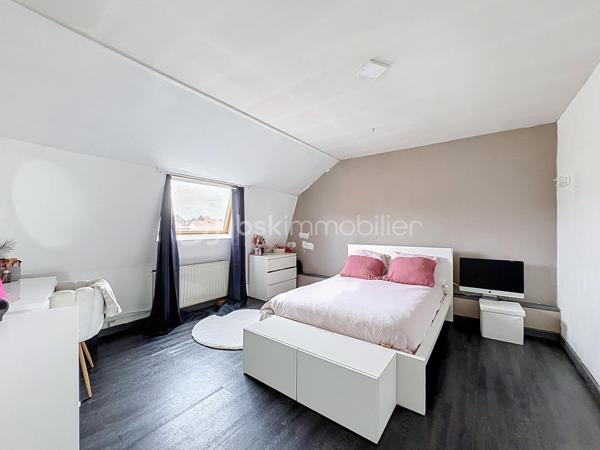 Découvrez cette spacieuse maison de 148,21 m² habitables, idéalement située dans le secteur recherché de Tourcoing Blanche Porte, offrant de beaux volumes et un cadre de vie agréable.
Dès l'entrée, vous serez séduit par un vaste espace de vie lumineux, ouvert sur une cuisine équipée moderne, créant un espace convivial et chaleureux.
 Le rez-de-chaussée comprend également une salle de douche avec WC, une buanderie pratique ainsi qu'une grande véranda chauffée, véritable pièce de vie supplémentaire donnant sur l'extérieur.
À l'extérieur, profitez d'un jardin de 95 m² agrémenté d'une terrasse, idéal pour les moments de détente.
Répartie sur deux étages, la maison dispose de 4 chambres, dont deux chambres spacieuses de 20,84 m² et 17,71 m², offrant un confort optimal.

Côté prestations, le bien est équipé d'une chaudière récente couplée à une pompe à chaleur, garantissant performance énergétique et économies au quotidien. Les huisseries en double vitrage bois et PVC assurent une bonne isolation thermique et phonique.

Les atouts :

148,21 m² habitables

Grand séjour avec cuisine ouverte équipée

Véranda chauffée

Buanderie

Salle de douche avec WC

4 chambres

Jardin de 95 m² avec terrasse

Cave

Chaudière récente avec pompe à chaleur

Double vitrage bois et PVC

Secteur recherché de Tourcoing Blanche Porte

Une maison aux beaux volumes, prête à vous accueillir. À visiter sans tarder !