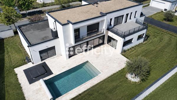 Maison
         8 pièces
        - 285 m² Bien prestige 1 442 000 € *