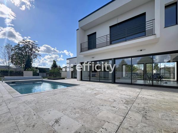 Maison
         8 pièces
        - 285 m² Bien prestige 1 442 000 € *