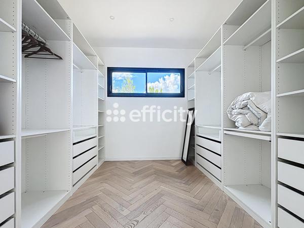 Maison
         8 pièces
        - 285 m² Bien prestige 1 442 000 € *