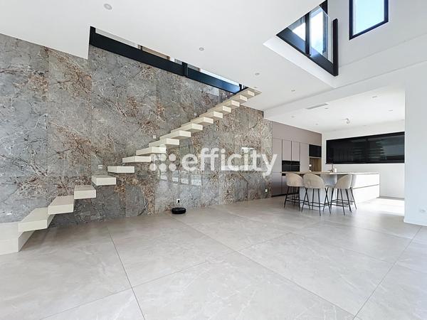 Maison
         8 pièces
        - 285 m² Bien prestige 1 442 000 € *