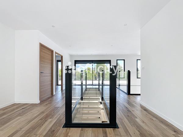 Maison
         8 pièces
        - 285 m² Bien prestige 1 442 000 € *