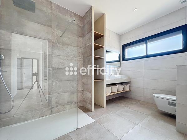 Maison
         8 pièces
        - 285 m² Bien prestige 1 442 000 € *