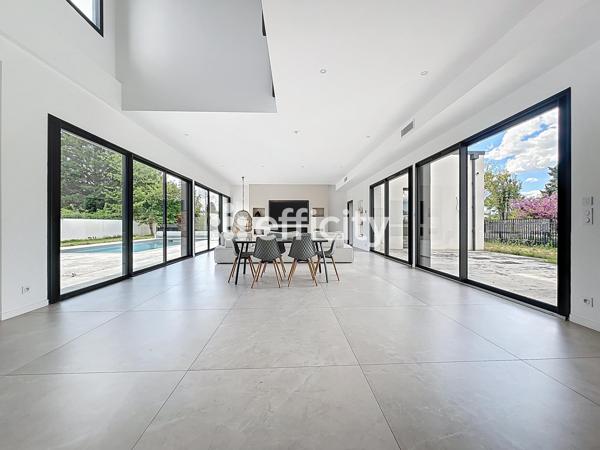 Maison
         8 pièces
        - 285 m² Bien prestige 1 442 000 € *
