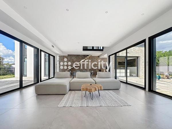 Maison
         8 pièces
        - 285 m² Bien prestige 1 442 000 € *