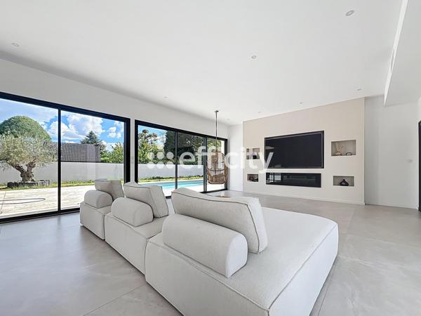 Maison
         8 pièces
        - 285 m² Bien prestige 1 442 000 € *