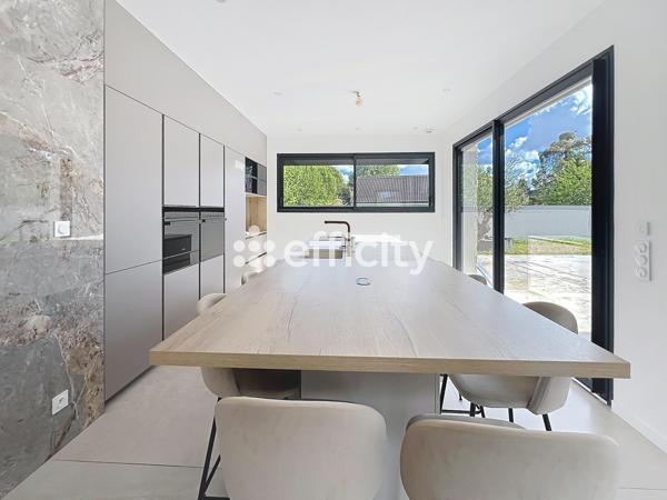 Maison
         8 pièces
        - 285 m² Bien prestige 1 442 000 € *
