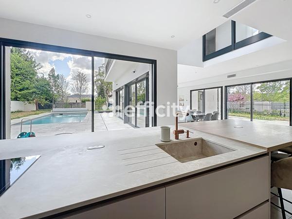 Maison
         8 pièces
        - 285 m² Bien prestige 1 442 000 € *