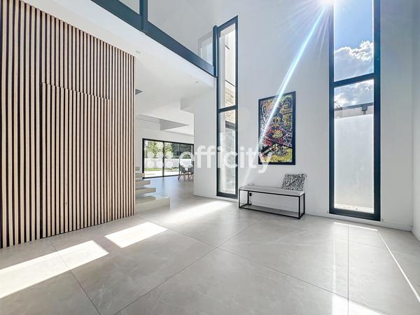 Maison
         8 pièces
        - 285 m² Bien prestige 1 442 000 € *