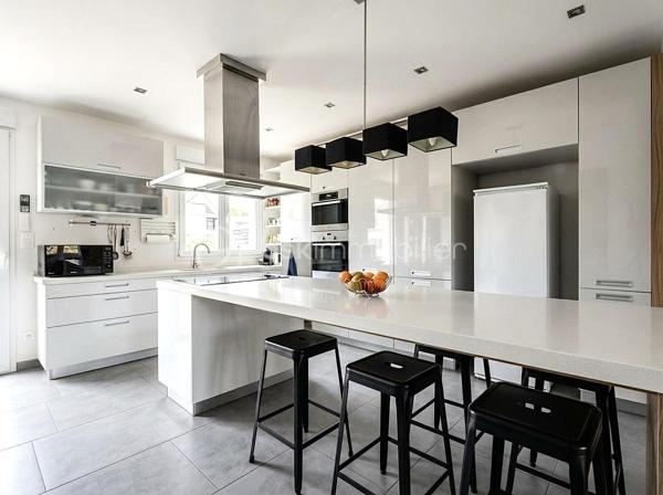 Découvrez cette charmante maison semi-mitoyenne de 104 m², idéale pour une famille à la recherche d'espace et de confort.
Au rez-de-chaussée, une entrée sur une cuisine aménagée et équipée, ouverte sur un agréable séjour lumineux.
Le premier étage se compose d'une belle suite parentale comprenant une chambre, un dressing ainsi qu’une grande salle de bains équipée d'une baignoire balnéo et d'une douche.
Au deuxième étage, vous trouverez deux chambres supplémentaires ainsi qu'une salle d'eau avec WC.
La maison est édifiée sur un sous-sol total aménagé comprenant un point d'eau, un WC, un coin buanderie ainsi qu'une grande pièce. Cet espace offre un véritable potentiel d'aménagement et peut permettre de bénéficier de 34 m² supplémentaires selon vos besoins (bureau, salle de jeux, espace loisirs)

À l'extérieur, vous profiterez d'une grande terrasse privative ainsi qu’un accès permettant le stationnement de deux véhicules.

À visiter sans tarder !