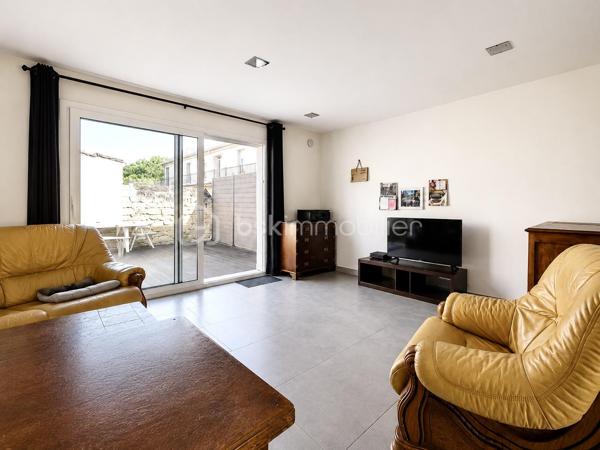 Découvrez cette charmante maison semi-mitoyenne de 104 m², idéale pour une famille à la recherche d'espace et de confort.
Au rez-de-chaussée, une entrée sur une cuisine aménagée et équipée, ouverte sur un agréable séjour lumineux.
Le premier étage se compose d'une belle suite parentale comprenant une chambre, un dressing ainsi qu’une grande salle de bains équipée d'une baignoire balnéo et d'une douche.
Au deuxième étage, vous trouverez deux chambres supplémentaires ainsi qu'une salle d'eau avec WC.
La maison est édifiée sur un sous-sol total aménagé comprenant un point d'eau, un WC, un coin buanderie ainsi qu'une grande pièce. Cet espace offre un véritable potentiel d'aménagement et peut permettre de bénéficier de 34 m² supplémentaires selon vos besoins (bureau, salle de jeux, espace loisirs)

À l'extérieur, vous profiterez d'une grande terrasse privative ainsi qu’un accès permettant le stationnement de deux véhicules.

À visiter sans tarder !