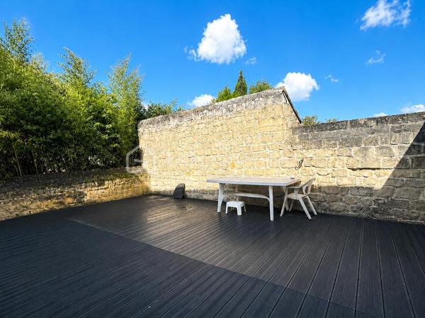 Découvrez cette charmante maison semi-mitoyenne de 104 m², idéale pour une famille à la recherche d'espace et de confort.
Au rez-de-chaussée, une entrée sur une cuisine aménagée et équipée, ouverte sur un agréable séjour lumineux.
Le premier étage se compose d'une belle suite parentale comprenant une chambre, un dressing ainsi qu’une grande salle de bains équipée d'une baignoire balnéo et d'une douche.
Au deuxième étage, vous trouverez deux chambres supplémentaires ainsi qu'une salle d'eau avec WC.
La maison est édifiée sur un sous-sol total aménagé comprenant un point d'eau, un WC, un coin buanderie ainsi qu'une grande pièce. Cet espace offre un véritable potentiel d'aménagement et peut permettre de bénéficier de 34 m² supplémentaires selon vos besoins (bureau, salle de jeux, espace loisirs)

À l'extérieur, vous profiterez d'une grande terrasse privative ainsi qu’un accès permettant le stationnement de deux véhicules.

À visiter sans tarder !